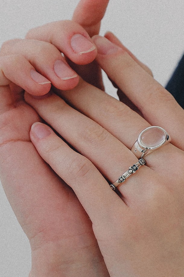 카보숑 문스톤 큐빅 실버 반지 R0712는 여성 고객을 위한 미니멀하고 엘레강스한 스타일의 반지입니다. 실버 소재에 큐빅과 문스톤, 카보숑 디자인 장식이 더해져 은은한 광채를 선사합니다. 심플한 디자인으로 일상룩 또는 모임룩에 포인트 아이템으로 활용하기 좋습니다. 세련된 매력을 더하는 이 반지는 당신의 스타일을 더욱 돋보이게 해줄 것입니다.
