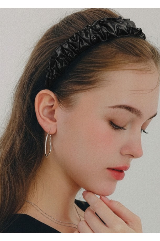 웨이브 셔링 레더 헤어밴드 H01485는 여성의 미니멀, 시크, 클래식 스타일을 완성하는 헤어 액세서리입니다. 블랙 컬러의 인조 가죽 소재에 셔링 디자인이 더해져 세련된 포인트를 줍니다. 하이포알러제닉 코팅 처리되어 민감한 피부에도 안심하고 사용할 수 있으며, FREE 사이즈로 제작되었습니다. 실버 및 티타늄 소재가 사용되었으며, 제품 특성상 약간의 휘어짐이나 생산 과정상의 미세한 스크래치가 있을 수 있습니다.
