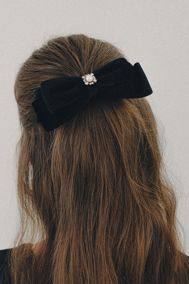 프랑스 벨벳 리본 큐빅 자동핀 H01487은 우아함과 클래식함을 동시에 선사하는 여성 헤어 액세서리입니다. 부드러운 벨벳 소재의 리본 디자인에 큐빅 장식이 더해져 화려하면서도 세련된 분위기를 연출합니다. 자동핀 타입으로 간편하게 착용 가능하며, 데이트룩, 모임룩, 파티룩 등 다양한 TPO에 활용하기 좋습니다. 클래식, 로맨틱, 미니멀 스타일을 즐기는 여성분들께 추천하며, 알러지 방지 기능이 있는 소재로 제작되었습니다. 은은하게 빛나는 큐빅 장식이 당신의 헤어스타일에 특별한 포인트를 더해줄 것입니다.
