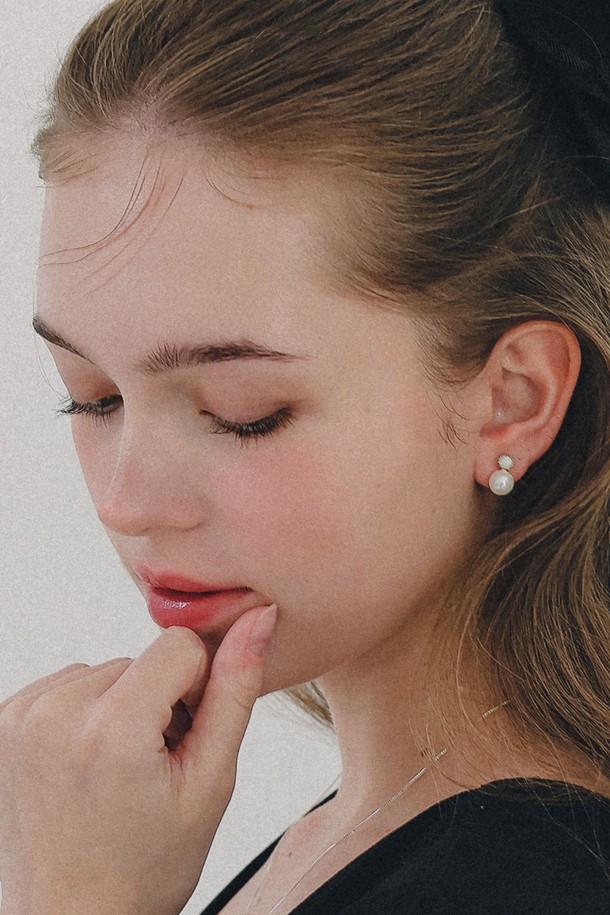 오팔 진주 스노우맨 실버 귀걸이 M03935는 실버925, 진주, 오팔 소재로 제작된 여성용 귀걸이입니다. 0.8cm X 1.5cm 크기의 미니멀하고 베이직한 디자인으로, 데일리룩에 포인트가 되어줍니다. 눈사람 모양의 유니크한 디자인이 돋보이며, 알러지 최소화를 위한 도금 처리가 되어있습니다. 2.4g의 가벼운 무게로 편안하게 착용할 수 있으며, 일상적인 감성을 담은 시그니처 라인 주얼리입니다. 심플하면서도 개성 있는 스타일을 연출해보세요.
