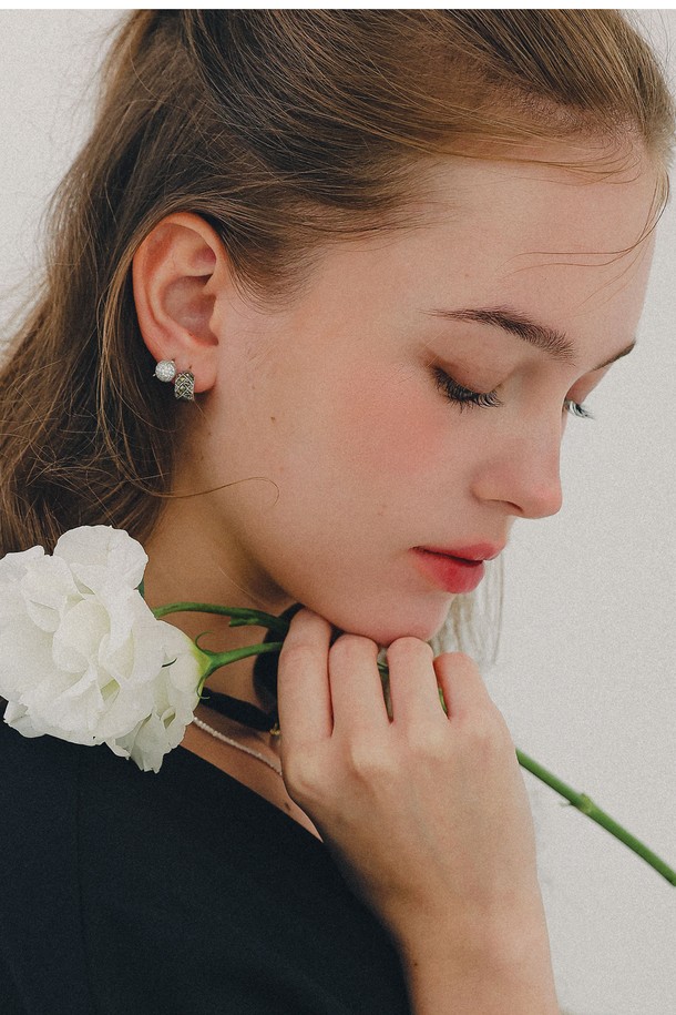 큐빅볼 원터치 미니 링 귀걸이 M04038는 여성스러운 스타일을 연출하는 데 적합한 귀걸이입니다. 실버925, 티타늄, 서지컬스틸 소재로 제작되어 알러지 방지 기능이 있으며, 데일리, 오피스룩, 모임룩에 모두 잘 어울립니다. 심플하고 미니멀한 디자인에 큐빅볼 장식이 더해져 우아한 분위기를 자아내며, 원터치 방식으로 간편하게 착용할 수 있습니다. 개별 및 선물 포장이 가능하여 소중한 사람에게 선물하기에도 좋습니다. 향수, 땀, 물, 온도 변화에 변색될 수 있으며, 모니터 해상도에 따라 색상 차이가 있을 수 있다는 점, 수작업으로 인한 미세한 기포나 스크래치가 있을 수 있다는 점 참고 부탁드립니다.
