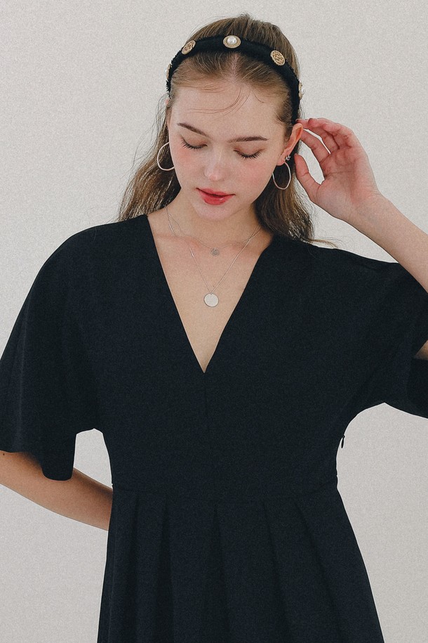 크링클 웨이브 링 실버 귀걸이 M04042는 일상적인 감정에서 영감을 받은 시그니처 라인으로, 미니멀하고 베이직한 스타일을 추구하는 여성분들을 위한 귀걸이입니다. Sterling Silver 925 소재로 제작되어 변형이 가능하며, 3.2cm X 3.8cm 크기에 5.2g 무게로 착용감을 높였습니다. 웨이브와 링 디자인이 돋보이며, 데이트룩, 모임룩, 출근룩 등 다양한 TPO에 활용할 수 있습니다. 항알러지 코팅 처리되어 안심하고 착용 가능하며, 실버 특성상 향수, 땀, 물, 온도 변화에 의해 변색될 수 있습니다.
