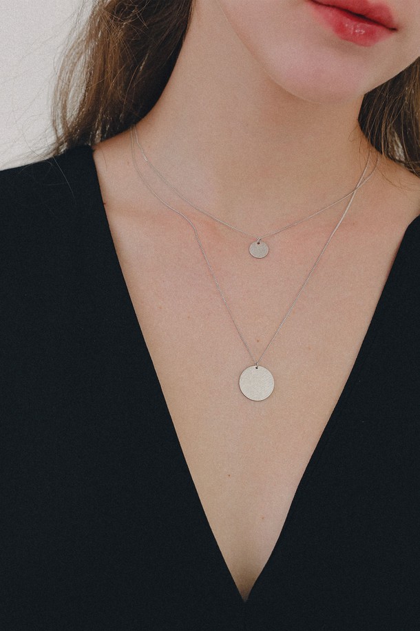 세련된 여성의 데이트룩을 완성해 줄 '더블 레이어드 스크래치 코인 실버 목걸이 N0947'입니다. 92.5% 스털링 실버 소재에 하이포알러제닉 코팅 처리를 하여, 민감한 피부에도 안심하고 착용할 수 있습니다. 이중 레이어드 디자인과 스크래치 질감의 조화가 미니멀하면서도 은은한 포인트를 선사합니다. 'Day Light Hoops' 패턴의 코인 펜던트가 베이직한 스타일에 세련됨을 더하며, 어떤 룩에도 자연스럽게 매치됩니다.
