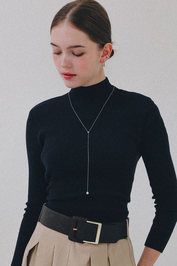 그린 큐빅 진주 타이 실버 롱목걸이 N01166은 여성 고객을 위한 미니멀하고 베이직한 디자인의 목걸이입니다. 실버925 소재에 그린 큐빅과 진주 장식이 더해져 은은하게 빛나는 포인트를 선사합니다. 75cm 길이의 체인 디자인으로 제작되었으며, 무게는 2.7g입니다. 심플한 디자인은 데일리룩은 물론, 모임룩에도 세련되게 매치할 수 있습니다. 실버 메탈릭 텍스처가 고급스러운 분위기를 더합니다.
