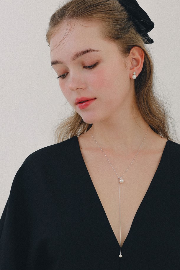 세련된 당신을 위한, 진주 타이 박스체인 실버 롱목걸이 N01239입니다. 925 스털링 실버 소재로 제작되어 변색 걱정 없이 오랫동안 착용할 수 있습니다. 하이포알러제닉 도금 처리로 알레르기 걱정을 줄였으며, 60cm 길이에 5cm 연장 체인이 있어 다양한 스타일 연출이 가능합니다. 6mm와 8mm 두 가지 체인 사이즈로 제공되며, 데일리룩부터 모임룩까지 미니멀하고 클래식한 분위기를 더해줍니다. 은은하게 빛나는 진주와 섬세한 박스체인 디자인이 당신의 스타일을 한층 더 돋보이게 해줄 것입니다.
