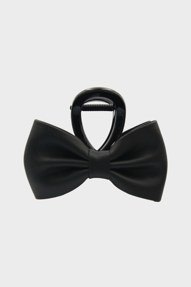 제이로렌 슬릭 레더 미니 리본 집게핀 H01495-1은 여성스러운 스타일을 완성하는 헤어 액세서리입니다. 부드러운 인조가죽과 셀룰로이드 소재로 제작되었으며, 브라운과 블랙 두 가지 색상으로 출시되었습니다. 9cm의 미니 사이즈에 리본 디자인이 더해져, 데이트룩, 모임룩, 소개팅룩 등 다양한 TPO에 활용하기 좋습니다. 클래식, 미니멀, 걸리시 스타일을 즐겨 입는 분들께 추천하며, 가볍고 간편하게 사용할 수 있는 집게핀입니다.
