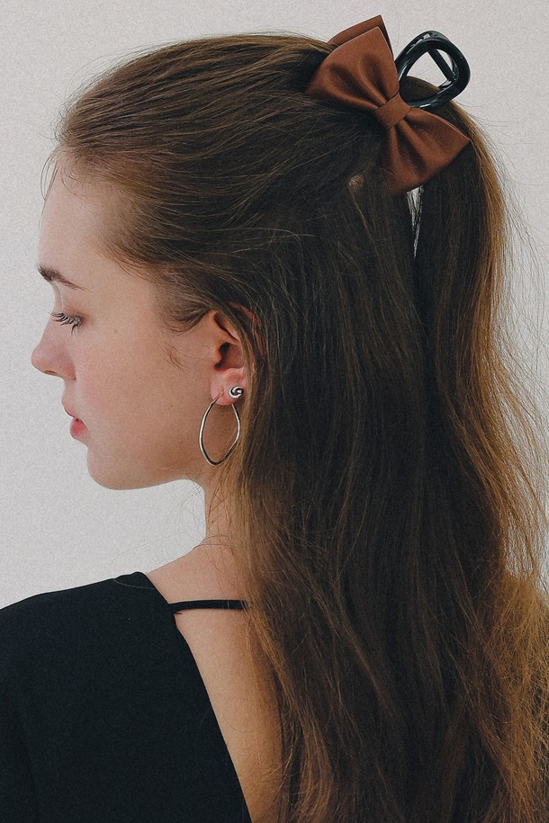 제이로렌 슬릭 레더 미니 리본 집게핀 H01495-1은 여성스러운 무드를 연출하는 헤어 액세서리입니다. 부드러운 인조가죽과 셀룰로이드 소재로 제작되어 은은한 광택과 고급스러운 텍스처를 선사합니다. 미니 사이즈의 리본 디자인이 돋보이며, 브라운과 블랙 두 가지 색상으로 제공되어 어떤 스타일에도 심플하게 매치할 수 있습니다. 데일리 스타일링에 포인트를 더하고 싶을 때 유용하며, 집게핀 형태로 간편하게 착용할 수 있습니다. 내구성이 뛰어나 오랫동안 사용 가능하며, 미니멀, 클래식, 걸리시 스타일을 즐겨 입는 분들께 추천합니다.
