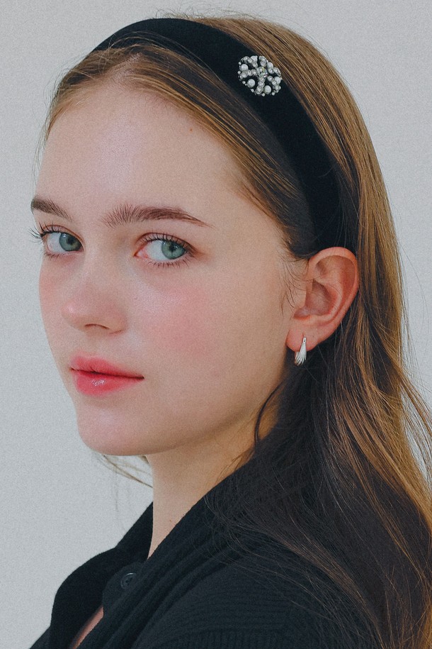 벨벳 진주 큐빅 눈꽃 헤어밴드 H01484는 여성스러운 매력을 극대화해주는 헤어 액세서리입니다. 부드러운 블랙 벨벳 소재에 큐빅과 진주, 눈꽃 장식이 어우러져 화려하고 우아한 분위기를 연출합니다. 가을, 겨울 시즌에 특히 잘 어울리며, 데이트룩, 파티룩에 포인트 아이템으로 활용하기 좋습니다. Free Size로 제작되어 편안하게 착용할 수 있으며, 너비 2.5cm, 무게 28.4g으로 가볍습니다. 클래식, 로맨틱, 미니멀 스타일 모두 소화 가능한 활용도 높은 헤어밴드입니다.
