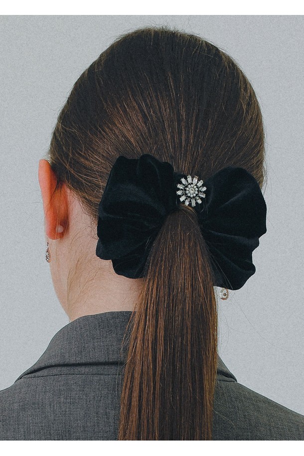 벨벳 큐빅 플라워 스크런치 H01486은 여성스러운 스타일을 완성하는 헤어 액세서리입니다. 부드러운 벨벳 소재에 큐빅과 진주, 리본 장식이 더해져 우아하고 화려한 분위기를 연출합니다. 블랙 컬러의 무지 바탕에 플라워 패턴이 섬세하게 디자인되어 있으며, 가을, 겨울철 모임룩이나 파티룩에 포인트를 더하기 좋습니다. 일상에서도 고급스러운 스타일을 연출하거나, 소중한 분께 선물하기에도 좋은 아이템입니다. 곱창밴드 형태로 제작되어 머리에 간편하게 착용할 수 있으며, 부드러운 촉감으로 편안함을 선사합니다.
