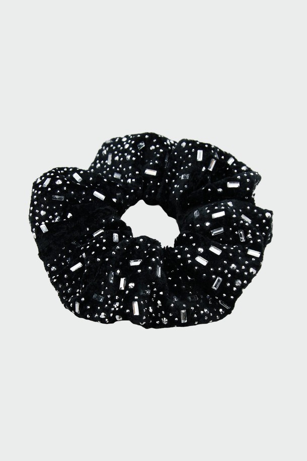 플러피 큐빅 도트 스크런치 H01494는 여성스러운 스타일을 완성하는 헤어 액세서리입니다. 벨벳 소재에 큐빅 도트 패턴이 더해져 화려하고 우아한 무드를 연출합니다. 블랙과 그레이 두 가지 색상으로 제공되며, 부드러운 촉감이 특징입니다. 일상룩은 물론, 모임룩에도 포인트 아이템으로 활용하여 매력적인 스타일을 완성해보세요. 스크런치, 즉 곱창밴드 형태로 제작되어 편안하게 착용할 수 있습니다.
