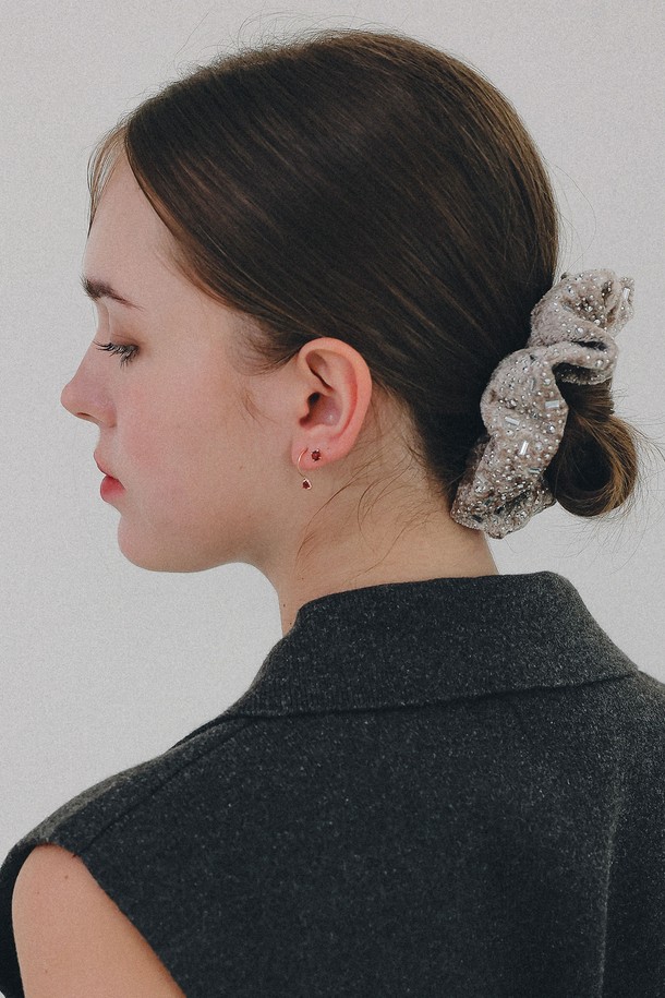 플러피 큐빅 도트 스크런치 H01494는 여성스러운 스타일을 완성하는 헤어 액세서리입니다. 부드러운 폴리에스테르 소재에 큐빅과 비즈 장식이 더해져 화려하고 우아한 분위기를 연출합니다. 플러피 텍스처와 도트 무늬, 반짝이는 디자인은 포인트 스타일링에 제격이며, 신축성이 좋아 편안하게 착용할 수 있습니다. 데이트룩, 모임룩, 파티룩 등 다양한 TPO에 로맨틱하고 클래식한 무드를 더해보세요. 실버와 그레이 두 가지 컬러로 제공되어 어떤 스타일에도 매치하기 용이합니다.
