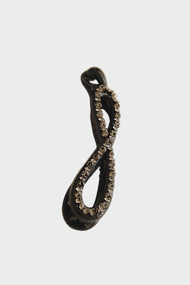 Bh0975 인피니티 큐빅 바나나핀은 여성용 헤어 액세서리로, 시크하고 미니멀한 스타일을 연출합니다. 그레이, 퍼플, 피치 3가지 색상으로 제공되며, 셀룰로오스와 금박 소재를 사용하여 고급스러움을 더했습니다. 큐빅 장식이 포인트로 더해져 심플하면서도 세련된 분위기를 자아냅니다. 일상에서 간편하게 헤어 스타일링을 완성할 수 있는 바나나핀입니다.
