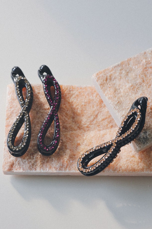 Bh0975 인피니티 큐빅 바나나핀은 모던하고 시크한 스타일을 연출하는 헤어핀입니다. 셀룰로오스와 큐빅 소재로 제작되었으며, 그레이, 퍼플, 피치 3가지 색상으로 제공됩니다. 무지 패턴에 인피니티 모양의 큐빅 장식이 포인트로 더해져 세련된 느낌을 줍니다. 가볍고 핸드메이드 느낌을 살려 일상, 포인트, 선물용으로 활용하기 좋습니다. 바나나핀 형태로 머리숱이 많은 분들도 간편하게 사용할 수 있습니다.
