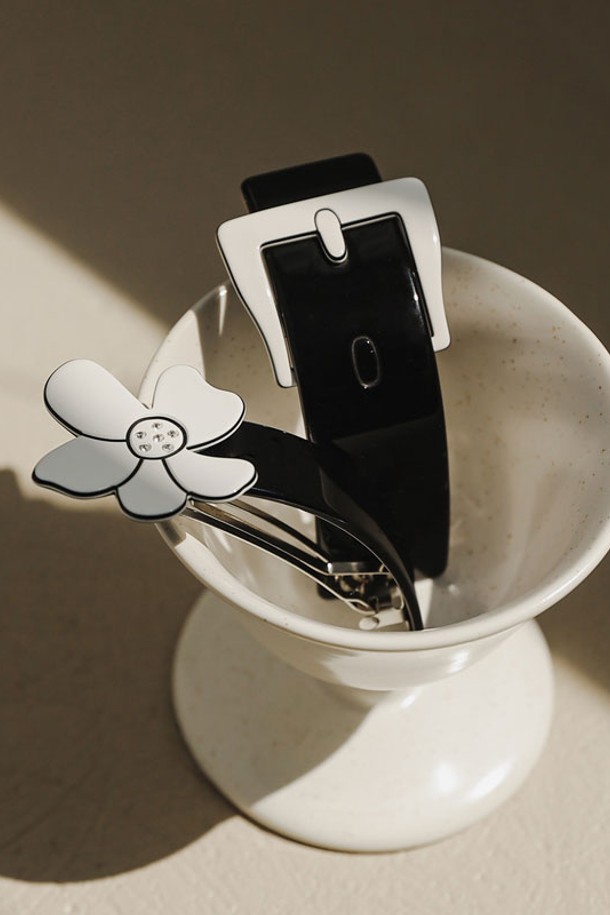 프랑스 모노톤 자동 헤어핀 Bh0936은 여성용 헤어핀으로, 섬세한 데이지 꽃 디자인이 돋보이는 제품입니다. 셀룰로이드 소재에 레드 컬러로 세련됨을 더했으며, 10.2cm x 4cm 크기로 제작되었습니다. 꽃과 벨트 파트로 구성된 모노톤 디자인에 자동 헤어핀 기능으로 편리함까지 갖춘 15.6g의 가벼운 헤어 액세서리입니다.
