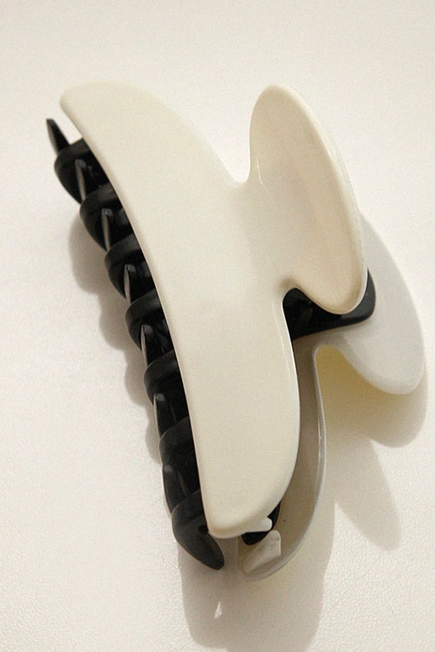 프랑스 셀룰로이드 소재로 제작된 Bh0925 투톤 쿠키 집게핀입니다. 우아하고 엘레강스한 무드의 데이지 꽃 모티브와 보석 장식이 돋보이며, 럭셔리한 디자인이 특징입니다. 일상에서 여성스러운 스타일을 완성해 줄 커스텀 메이드 헤어 액세서리입니다.
