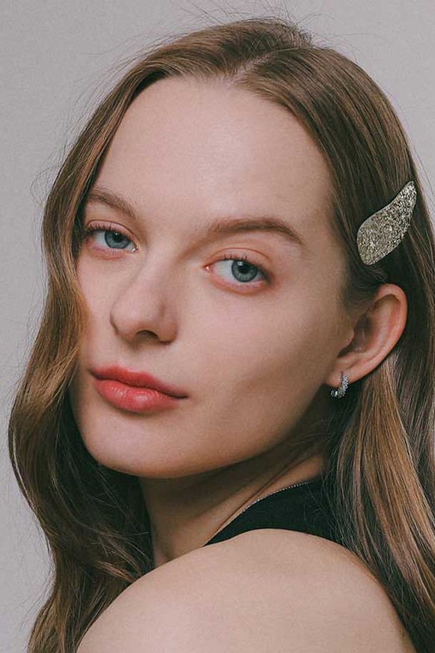 컬러 스팽글 헤어 딱핀 H01400은 여성 고객을 위한 헤어 액세서리로, Black, Blue, Light Peach, Brown, Silver의 다섯 가지 다채로운 색상으로 제공됩니다. 심플, 모던, 클래식한 스타일을 아우르며 일상에서 세련된 포인트를 더해줍니다. 실버와 티타늄 소재에 스팽글 장식으로 포인트를 주어, 알레르기 방지 기능을 갖추었으며 7.3cm x 2.3cm의 아담한 사이즈로 제작되었습니다.
