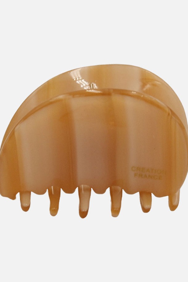 프랑스 반달 셀룰로이드 미니 집게핀 H01352는 클래식하면서도 모던한 스타일을 연출하는 헤어 액세서리입니다. 셀룰로이드 소재로 제작되어 고급스러운 질감을 자랑하며, 레드, 그레이, 브라운, 베이지 등 다양한 색상으로 제공됩니다. 심플하고 모던한 디자인으로 일상 속에서 헤어 스타일을 간편하게 연출할 수 있습니다. 미니 사이즈로 휴대 및 보관이 용이하며, 프랑스에서 제작되어 높은 퀄리티를 보장합니다. 하이엔드 패키징 옵션과 개별 포장도 가능합니다.
