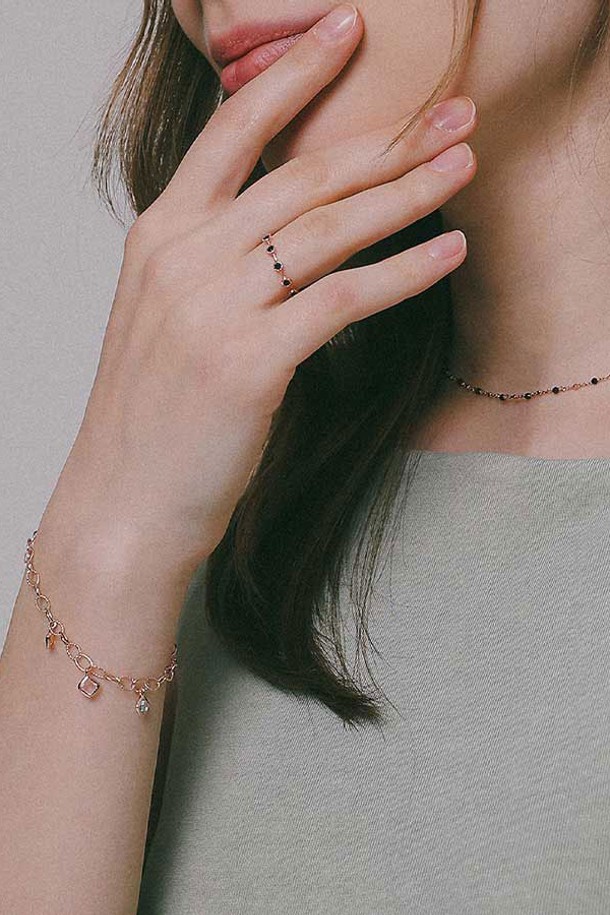 아름다운 조화가 돋보이는 장미석 시트린 토파즈 로즈골드 실버 팔찌 B01050입니다. 섬세한 로즈골드와 실버 컬러의 조합이 세련된 멋을 자아내며, 로즈쿼츠, 시트린, 토파즈, 실버925 소재로 제작되어 고급스러움을 더했습니다. 모던하고 클래식한 디자인으로, 데이트룩이나 모임룩에 포인트 아이템으로 활용하기 좋습니다. 하이포알러제닉 도금으로 알레르기 걱정을 줄였으며, 연장 체인이 있어 착용감을 높였습니다. 심플하지만 존재감 있는 디자인으로, 선물용 패키지로도 준비되어 소중한 분에게 마음을 전하기 좋습니다.
