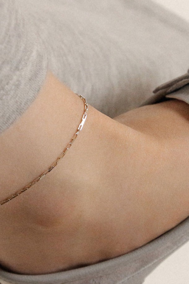 세련된 실버 체인 발찌 A0680을 만나보세요. 925 스털링 실버 소재로 제작되어 알러지 걱정 없이 편안하게 착용할 수 있으며, 하이포알러제닉 코팅 처리로 피부 자극을 최소화했습니다. 미니멀하고 모던한 디자인에 체인 장식으로 포인트를 주어 봄, 여름 데일리룩에 시원함을 더하며, 사이즈 조절 기능으로 누구나 편안하게 착용할 수 있습니다.
