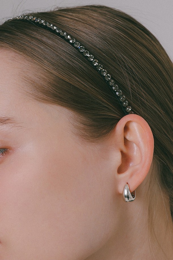 세련된 큐빅 장식이 돋보이는 여성용 헤어밴드 H01373입니다. 슬림한 라인과 광택감이 돋보이며, 큐빅과 비즈 디테일이 엘레강스한 무드를 연출합니다. 데일리룩에 포인트를 더해줄 아이템으로, 사계절 내내 활용하기 좋습니다.
