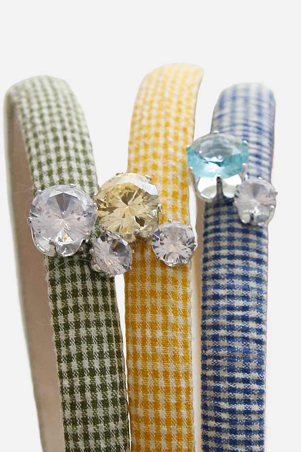 키치 컬러 체크 헤어밴드 H01422는 여성용 헤어 액세서리로, Black, Red, Green, Yellow, Blue 다섯 가지 다채로운 색상으로 제공됩니다. 큐빅과 진주 장식이 더해진 체크 패턴 디자인은 모던하면서도 클래식한 무드를 선사하며, 얇은 두께로 사계절 내내 편안하게 착용할 수 있습니다. 일상에서 포인트 액세서리로 활용하기 좋으며, 모니터 해상도에 따라 색상 차이가 있을 수 있고, 제품 사이즈는 측정 방법에 따라 약간의 오차가 발생할 수 있습니다.
