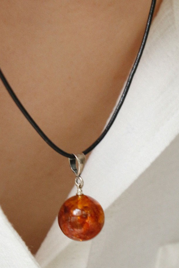 호박 원석 레더 코드 목걸이 Bn0568은 여성스러운 매력을 더하는 데일리 목걸이입니다. 브라운과 블랙 색상의 가죽 스트랩에 호박 원석 팬던트가 더해져 미니멀하면서도 자연스러운 스타일을 연출합니다. 심플한 디자인으로 어떤 옷차림에도 잘 어울려, 편안하게 착용할 수 있습니다.
