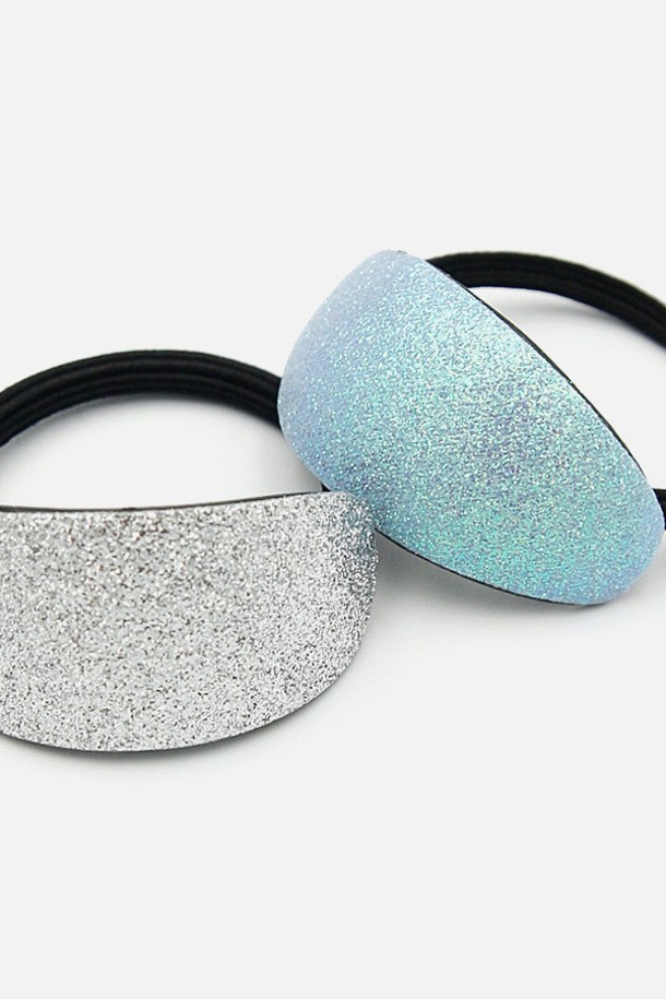 "글리터링 아치 헤어끈 H01410"은 라이트 블루와 실버 컬러의 반짝이는 글리터 장식이 돋보이는 여성용 헤어 액세서리입니다. 우레탄과 실버925 소재로 제작되어 메탈릭한 촉감과 함께 심플하고 세련된 디자인을 자랑하며, 말랑말랑한 와이어 소재로 제작되어 편안한 착용감을 제공합니다. 일상에서 모던하고 클래식한 스타일을 연출하기에 적합하며, 머리 사이즈에 맞춰 조절할 수 있는 실용적인 아이템입니다.
