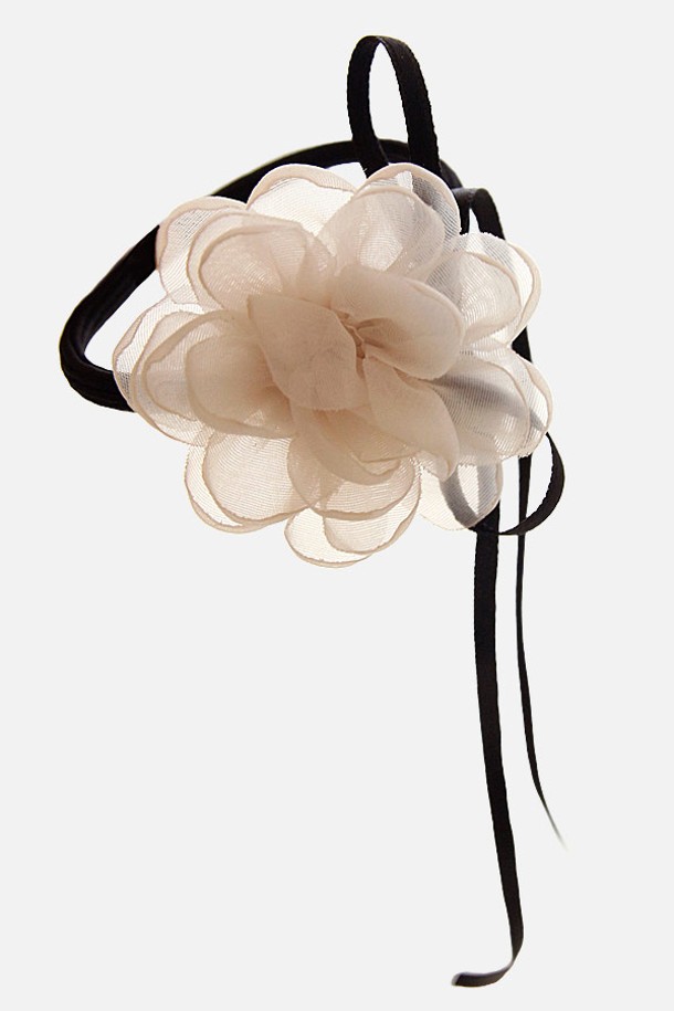 쉬폰 로즈 진주 리본 헤어끈 H01428은 여성분들을 위한 헤어 액세서리로, 시폰 소재에 리본과 진주 장식이 더해져 심플하면서도 클래식한 매력을 선사합니다. 블랙과 파스텔 핑크 두 가지 색상으로 제공되며, 8cm 크기에 61g으로 제작되어 일상생활에서 편안하게 착용할 수 있습니다. 무지 패턴으로 어떤 스타일에도 잘 어울려, 머리 스타일을 더욱 돋보이게 해줍니다.
