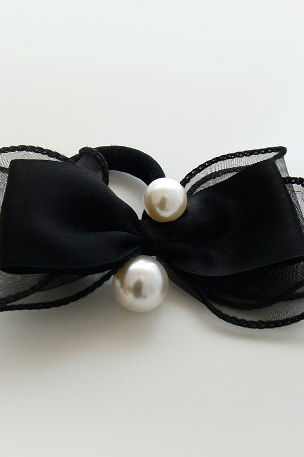 세련된 분위기를 연출하는 쉬폰 더블 리본 진주 헤어끈입니다. 블랙과 아이보리 두 가지 색상으로 출시되었으며, 부드러운 쉬폰 소재와 우레탄 밴드의 조화로 편안한 착용감을 선사합니다. 13cm X 9cm 사이즈의 리본과 진주 장식이 더해져 데일리룩에 포인트 아이템으로 활용하기 좋으며, 모던하면서도 클래식한 스타일을 완성합니다.
