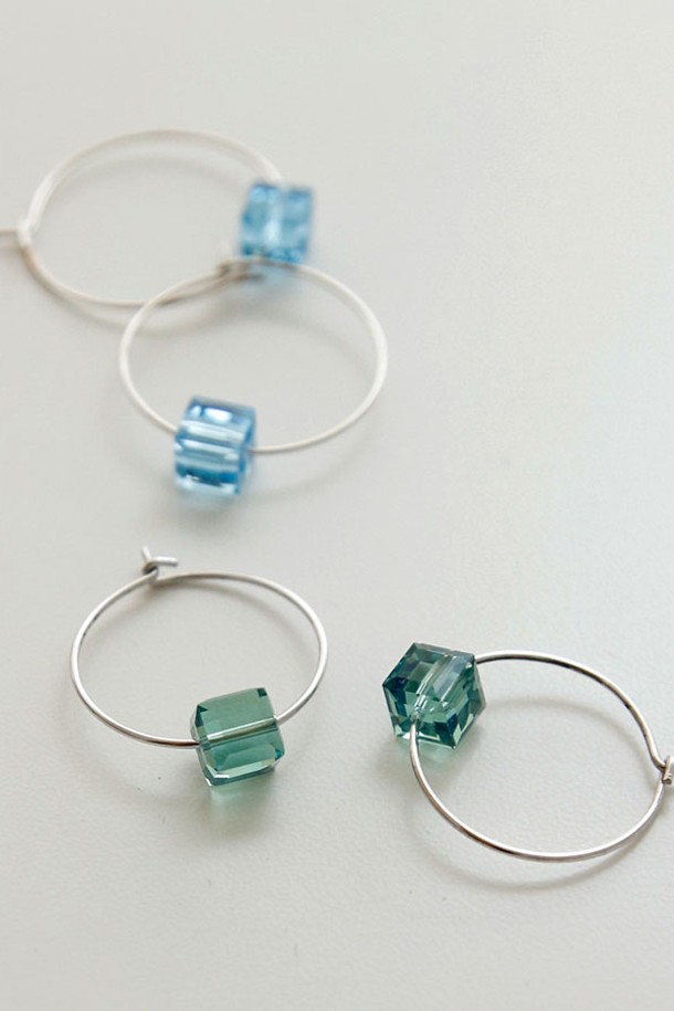 세련된 스타일을 완성하는 스왈 큐브 실버 링 귀걸이 M03945입니다. 블랙, 화이트, 그린, 라이트블루의 다채로운 컬러로 선보이며, 925 스털링 실버와 스와로브스키 크리스탈의 조화가 돋보입니다. 하이포알러제닉 코팅으로 알러지 걱정 없이 데일리 패션에 모던하고 클래식한 무드를 더해보세요.
