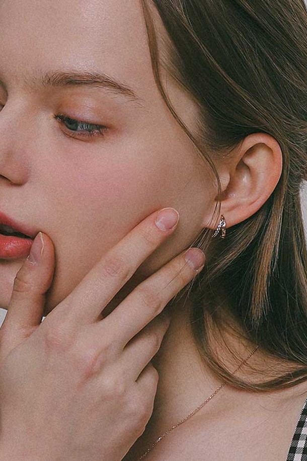 세련된 큐빅 장식이 돋보이는 로즈골드 컬러의 여성용 귀걸이입니다. 브라스 소재에 큐빅을 더하여 화려함을 더했으며, 0.7cm X 1.4cm의 아담한 사이즈로 데일리하게 착용하기 좋습니다. 원터치 타입으로 간편하게 착용 가능하며, 무닐 도금 처리로 제작되었습니다.
