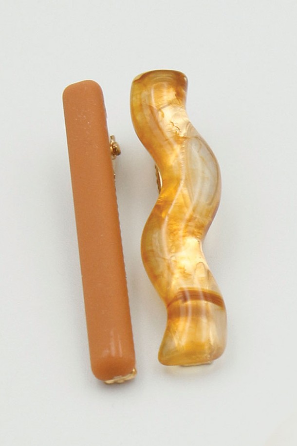 마블 웨이브 호마이카 집게핀 2pcs 세트 H01375는 베이지와 카멜 색상으로 구성되어 있으며, 황동과 마블 소재로 제작되어 모던하면서도 클래식한 무드를 연출합니다. 2개 세트로 제공되며, 웨이브 디자인과 마블 무늬가 돋보이는 심플하고 세련된 헤어 액세서리로, 일상에서 간편하게 사용하기 좋습니다. 하이포알러제닉 코팅 처리되어 안심하고 착용할 수 있습니다.
