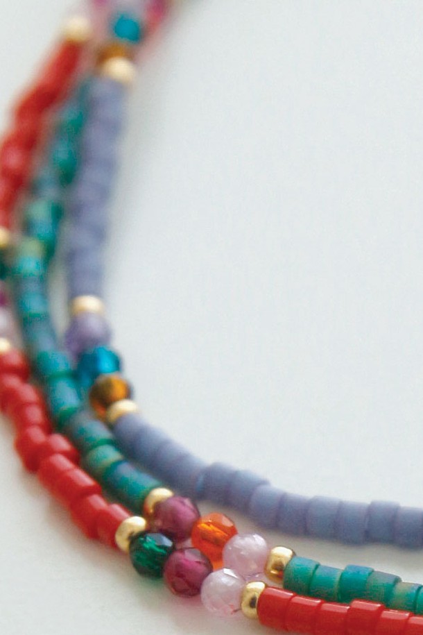 컬러 시드 크리스탈 목걸이 N01225는 실버925 소재에 레드, 블루, 그린 컬러의 시드 비즈와 크리스탈 장식이 더해져 미니멀하면서도 클래식한 무드를 연출합니다. 38cm 기본 길이에 4cm 익스텐션으로 길이 조절이 가능하며, 데일리로 착용하기 좋은 2.5g의 가벼운 목걸이입니다. 심플하고 세련된 디자인으로 다양한 룩에 포인트를 더하며, 스털링 실버 925 클래스프를 사용하여 고급스러움을 더했습니다.
