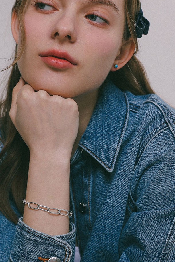 볼드 링크 클립체인 실버 팔찌 B01045는 모던하고 클래식한 매력을 동시에 선사하는 팔찌입니다. Sterling Silver 925 소재로 제작되어 알러지 방지 기능과 함께 세련된 디자인을 자랑하며, 심플한 디테일과 체인 디자인이 돋보입니다. 16.5cm(71.8g)와 17.5cm(12.5g) 두 가지 사이즈로 출시되었으며, 니켈프리 도금 처리되어 편안하게 착용할 수 있습니다.
