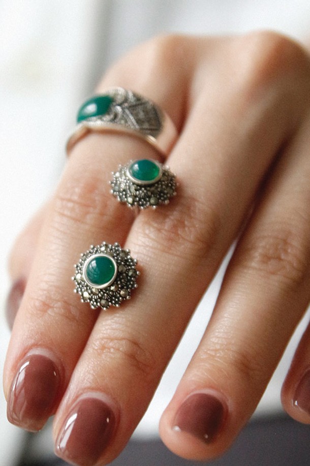 그린오닉스 마카사이트 실버 귀걸이 Be0702는 실버925, 그린오닉스, 마카사이트를 사용하여 모던하면서도 클래식한 스타일을 연출합니다. 1.2cm X 1.2cm 크기로, 천연석의 아름다움을 담아낸 디자인이 특징입니다. 2006년에 출시된 이 귀걸이는 심플하면서도 가벼운 매력으로 데이트룩, 카페룩, 모임룩 등 다양한 TPO에 잘 어울립니다. '안정과 균형'을 상징하는 그린오닉스는 스트레스 해소와 새로운 시작을 위한 긍정적인 에너지를 선사하며, 자기 성장을 돕습니다. 기본 및 고급 패키지 옵션으로 제공되며, 무게는 4.5g입니다. 미니멀, 시크 스타일을 선호하는 분들께 추천합니다.
