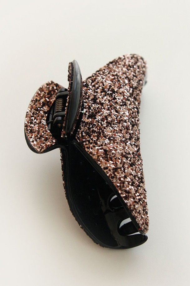 블랙과 브라운 컬러의 스팽글 장식이 돋보이는 여성용 하프 집게핀 Bh0955입니다. 셀룰로오스 소재로 제작되어 가볍고 편안한 착용감을 선사하며, 9cm X 3.8cm의 콤팩트한 사이즈로 다양한 헤어스타일에 활용하기 좋습니다. 심플하면서도 시크한 스타일을 연출하며, 개별 및 선물 포장 옵션으로 소중한 분께 선물하기에도 좋습니다.
