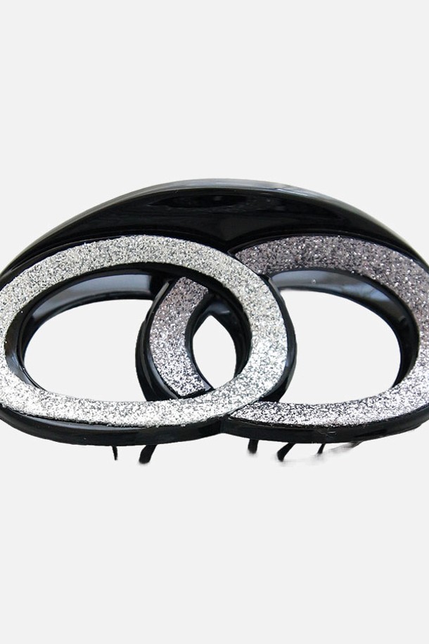 글리터링 링크 하프 집게핀 Bh0957은 여성스러운 헤어 스타일링을 완성하는 헤어 액세서리입니다. 실버와 블랙 두 가지 색상으로 출시되었으며, 셀룰로오스 소재에 글리터 디자인 장식이 더해져 모던하면서도 심플한 매력을 선사합니다. 8cm X 4cm 크기로, 일상에서 자연석과 실버의 조화, 심플하고 가벼운 착용감, 모던하고 절제된 아름다움을 경험할 수 있습니다.
