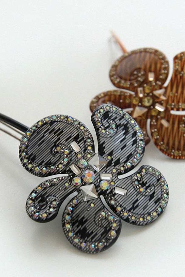 "클라우드 플라워 큐빅 헤어핀 Bh0959"는 셀룰로오스와 유리를 사용하여 제작되었으며, 블랙, 브라운 두 가지 색상으로 만나볼 수 있습니다. 큐빅과 플라워 디자인 장식이 돋보이는 미디엄 사이즈 헤어핀으로, 모던하고 심플한 스타일을 연출합니다. 자연석과 실버의 조화처럼 심플하면서도 가벼운 매력, 그리고 절제된 아름다움을 추구하는 당신에게 트렌디한 감각을 더해줄 데일리 아이템입니다.
