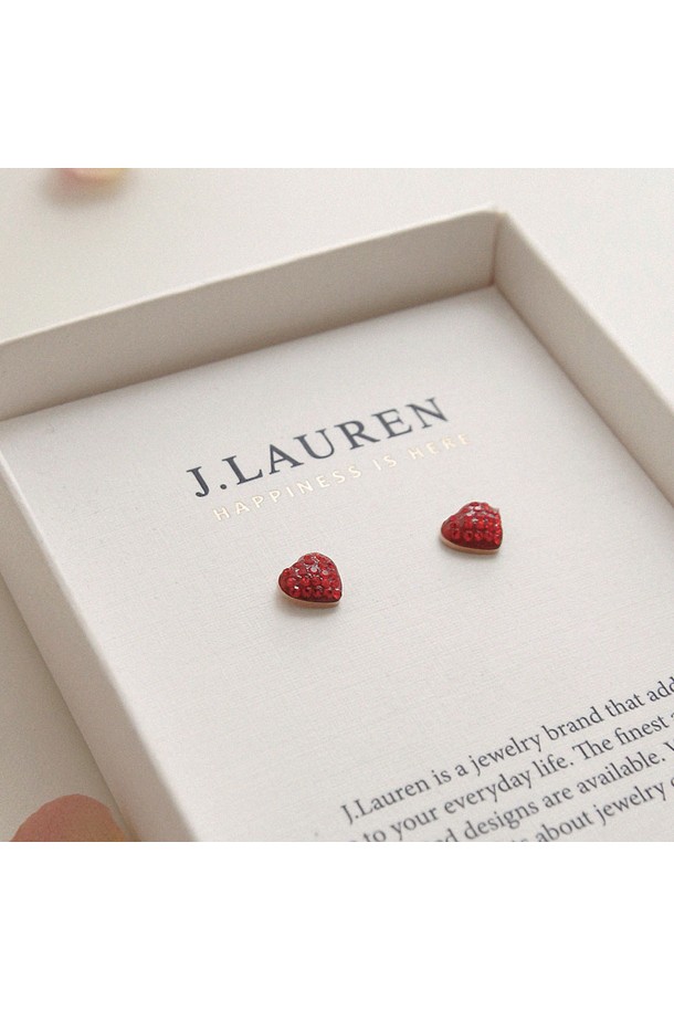 큐빅 통통 하트 로즈골드 귀걸이 M03958는 여성스러운 매력을 더해주는 귀걸이입니다. 로즈 골드 컬러의 서지컬스틸 소재로 제작되어 알레르기 걱정 없이 데일리로 착용하기 좋습니다. 큐빅과 하트 디자인이 어우러져 모던하면서도 클래식한 무드를 선사하며, 데이트룩에 포인트를 더하기 좋습니다. 0.8cm x 0.8cm 사이즈에 1.7g의 가벼운 무게로 편안하게 착용할 수 있습니다. 심플한 디자인으로 어떤 스타일에도 잘 어울리는 아이템입니다.
