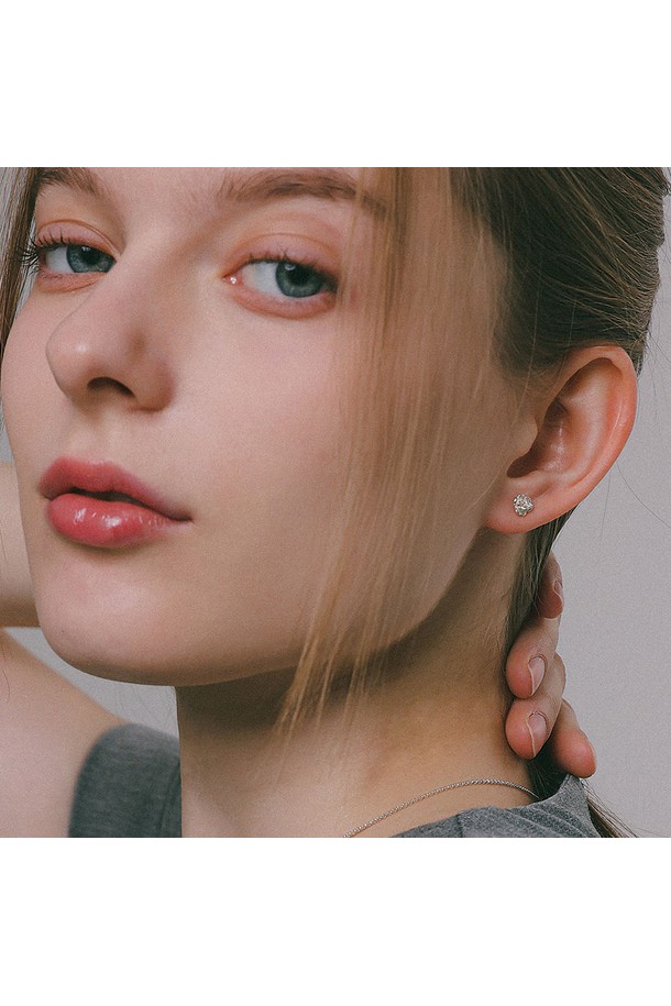 미니 로즈 실버 귀걸이 M04013은 925 스털링 실버 소재로 제작되어 알러지 방지 코팅 처리가 된 여성용 귀걸이입니다. 로즈 디자인 장식이 돋보이는 모던하고 클래식한 스타일로, 심플하고 세련된 디테일이 특징입니다. 미니멀한 사이즈로 데이트룩, 카페룩, 모임룩 등 다양한 TPO에 매치하기 좋습니다. 클래식하고 여성스러운 무드를 연출하며, 데일리 주얼리로 활용하기 좋습니다.
