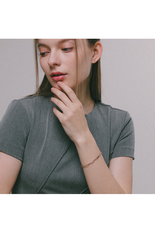 로즈골드 링크체인 래브라도 실버 팔찌 B01047는 여성스러운 매력을 더하는 팔찌입니다. 실버925와 라브라도라이트 소재에 로즈골드와 실버 컬러 조합으로 세련된 분위기를 연출합니다. 모던하면서 클래식한 스타일로, 심플한 체인 디자인이 돋보입니다. 전체 길이 16cm에 폭 1cm, 높이 0.5cm이며, 3cm 연장 체인이 포함되어 있어 착용 시 길이를 조절할 수 있습니다. 모임룩에 잘 어울리며, 데일리로 착용하기 좋습니다.
