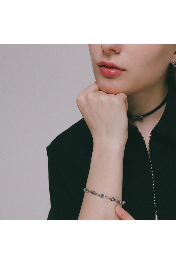 앤틱 크로스 링크 실버 팔찌 B01051는 여성스러운 매력을 더해줄 팔찌입니다. 앤틱 도금으로 마감된 스털링 실버(실버 함유량 92.5%) 소재로 제작되었으며, 크로스 패턴 디자인이 돋보입니다. 알레르기 방지 기능이 있어 안심하고 착용할 수 있으며, 18cm 길이와 10.7g의 적당한 무게감으로 편안한 착용감을 선사합니다. 데이트룩, 모임룩, 카페룩 등 다양한 TPO에 클래식, 미니멀, 로맨틱 스타일을 더하여 세련된 연출이 가능합니다. 향수, 땀, 물, 온도 변화에 변색될 수 있으며, 유연하게 구부러지는 특징이 있습니다. 기본 또는 고급 패키지 선택이 가능합니다.
