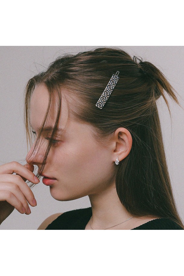 "펀칭 롬버스 큐빅 헤어핀 H01391"은 2025 AUTUMN Collection의 여성 헤어핀입니다. 셀룰로이드 소재에 롬버스 패턴과 큐빅, 펀칭 디테일이 더해져 클래식, 미니멀, 걸리시 스타일을 연출합니다. 블랙, 네이비, 인디 핑크 세 가지 색상으로 출시되었으며, 5.2cm x 1cm 사이즈로 데이트룩, 카페룩, 모임룩 등 다양한 TPO에 활용하기 좋습니다. 개별 포장이 가능한 베이직 및 하이엔드 패키지를 선택할 수 있으며, 무게는 3.4g입니다.
