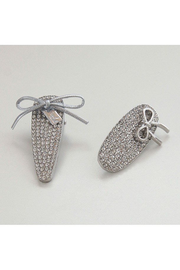 블링 큐빅 실버 리본 집게핀 H01464는 여성스러운 스타일을 완성하는 헤어 액세서리입니다. 실버 컬러에 큐빅과 리본 디자인이 더해져 화려함을 더하며, 데이트룩이나 모임룩에 잘 어울립니다. 화이트 도금 마감으로 고급스러움을 더하고, 삼각형/타원형 디자인이 특징입니다. 수술용 스틸을 사용하여 제작되어 튼튼하며, 미니멀, 클래식, 걸리시 스타일을 즐겨 입는 분들께 추천합니다.
