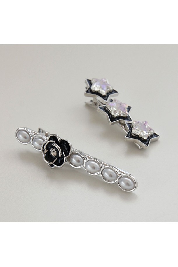 모노크롬 톤의 진주와 큐빅 장식이 돋보이는 여성용 헤어 액세서리, 모노크롬 진주 큐빅 집게핀 H01465입니다. 화이트와 블랙 두 가지 색상으로 제공되며, 큐빅, 진주, 브라스 소재가 조화롭게 어우러져 클래식, 걸리시, 로맨틱한 스타일을 연출합니다. 플라워 패턴 디자인으로 여성스러움을 더했으며, 데이트룩, 카페룩, 모임룩 등 다양한 TPO에 활용하기 좋습니다. 알러지 방지 코팅과 화이트 도금 처리로 제작되어 안심하고 사용할 수 있으며, 집게핀 타입으로 간편하게 착용할 수 있습니다.
