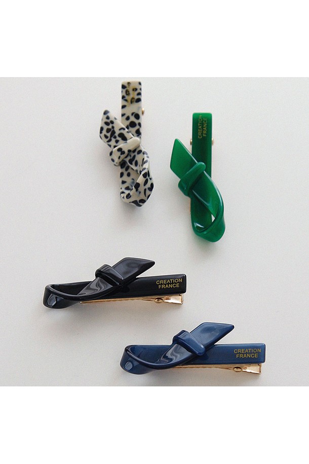 "프랑스 미니 루프 리본 집게핀 H01466"은 여성스러운 분위기를 연출하는 헤어 액세서리입니다. 블랙, 블루, 달마시안, 그린 4가지 다채로운 색상으로 출시되어 원하는 스타일에 맞춰 선택할 수 있습니다. 황동과 셀룰로이드 소재로 제작되었으며, 하이포알러제닉 코팅 처리되어 민감한 피부에도 안심하고 사용할 수 있습니다. 데이트룩, 카페룩 등 TPO에 구애받지 않고 걸리시, 미니멀, 클래식 스타일을 완성합니다. 리본 디자인의 집게핀으로 간편하게 헤어 스타일링을 연출해보세요.
