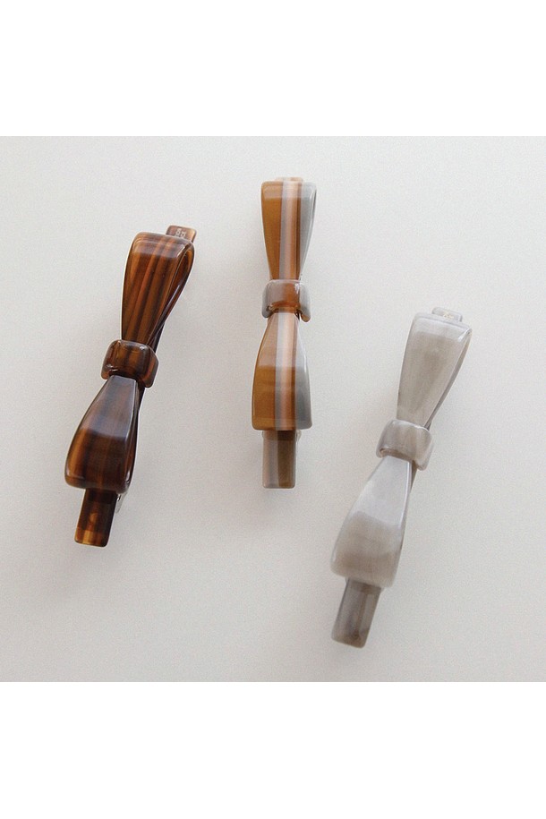 프랑스 마블 호리존 리본 자동핀 H01468는 여성 고객을 위한 헤어핀/집게핀입니다. 브라운, 그레이, 믹스 컬러의 셀룰로이드 및 브라스 소재로 제작되었으며, 8.5cm X 1.4cm 크기의 자동핀 타입입니다. 은은한 마블 패턴과 여성스러운 리본 디자인이 특징이며, 클래식, 걸리시, 미니멀 스타일을 연출하기 좋습니다. 데이트룩, 카페룩, 모임룩 등 다양한 TPO에 활용하여 프랑스 스타일의 세련된 분위기를 더해보세요.
