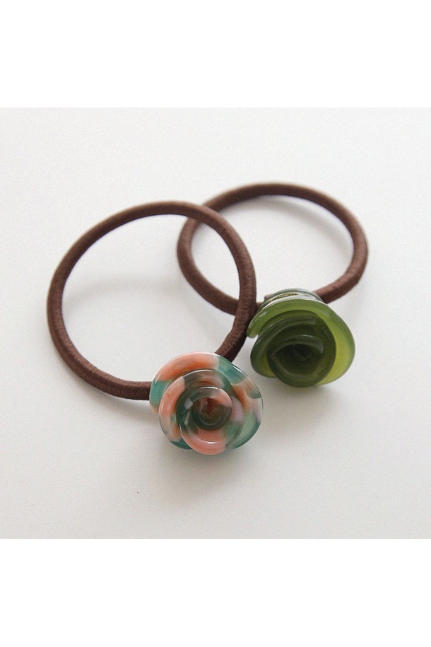 프랑스 셀룰로오스 로즈 헤어끈 H01469는 여성용 헤어 액세서리로, 우레탄과 셀룰로이드 소재로 제작되었습니다. 2.2cm X 2.1cm 크기의 이 헤어끈은 그린과 믹스 컬러로, 로즈 디자인 장식이 돋보입니다. 알레르기 방지 코팅 처리가 되어 있으며, 실버 92.5%가 함유되어 있습니다. 데이트룩, 모임룩과 같은 TPO에 클래식, 미니멀, 걸리시 스타일을 더해줍니다.
