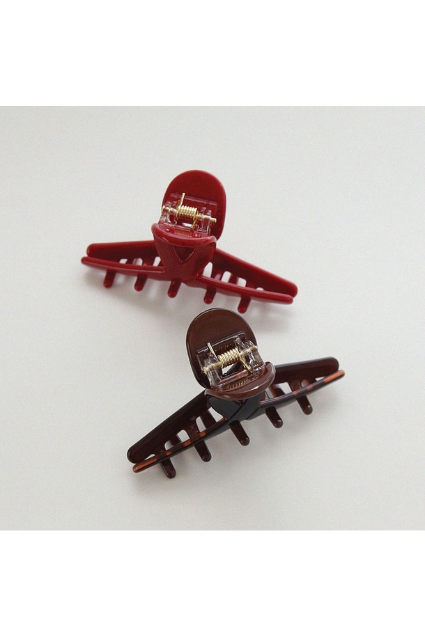 프랑스 셀룰로오스 반묶음 집게핀 H01470은 클래식하고 미니멀한 스타일을 선호하는 분들을 위한 헤어 액세서리입니다. 브라운, 레드, 체크 패턴으로 제공되며, 셀룰로이드와 황동 소재를 사용하여 고급스러운 느낌을 더했습니다. 체크와 마블 무늬가 돋보이며, 일상에서 편안하게 사용할 수 있습니다. 개별 포장되어 선물용으로도 적합한 아이템입니다.
