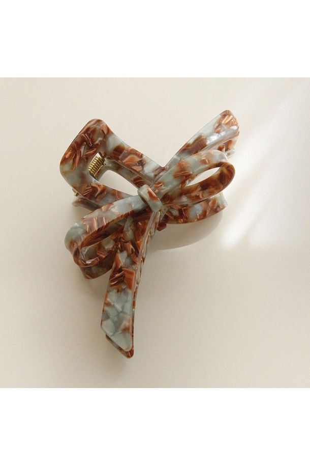 프랑스 언발란스 리본 집게핀 Bh0960은 여성스러운 스타일을 연출해 주는 헤어 액세서리입니다. 블랙, 그린, 오로라 세 가지 색상으로 출시되었으며, 가볍고 튼튼한 셀룰로오스 소재로 제작되었습니다. 언발란스 디자인의 리본 장식이 포인트로, 심플하면서도 모던한 분위기를 줍니다. 데이트룩, 카페룩 등 다양한 TPO에 활용 가능하며, 미니멀, 클래식, 걸리시 스타일을 즐겨 입는 분들께 추천합니다.
